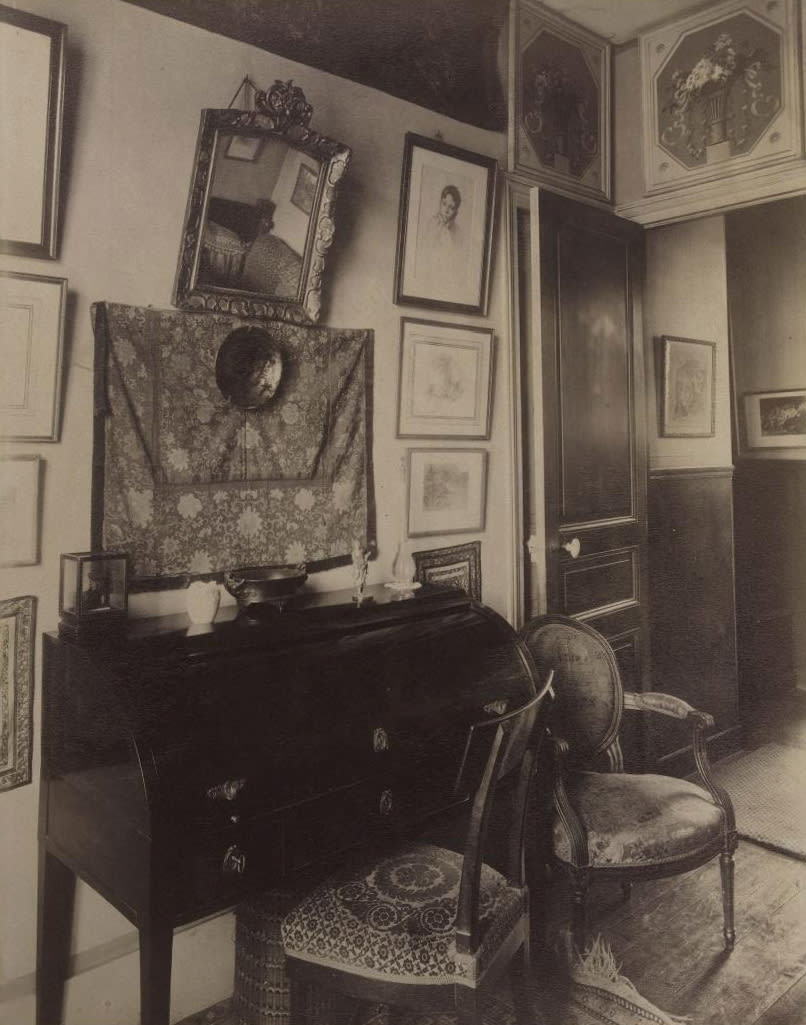 Interior of M. C., Decorator, Rue du Montparnasse, 1910. Image courtesy of Ville de Paris / BHVP / Roger-Viollet.