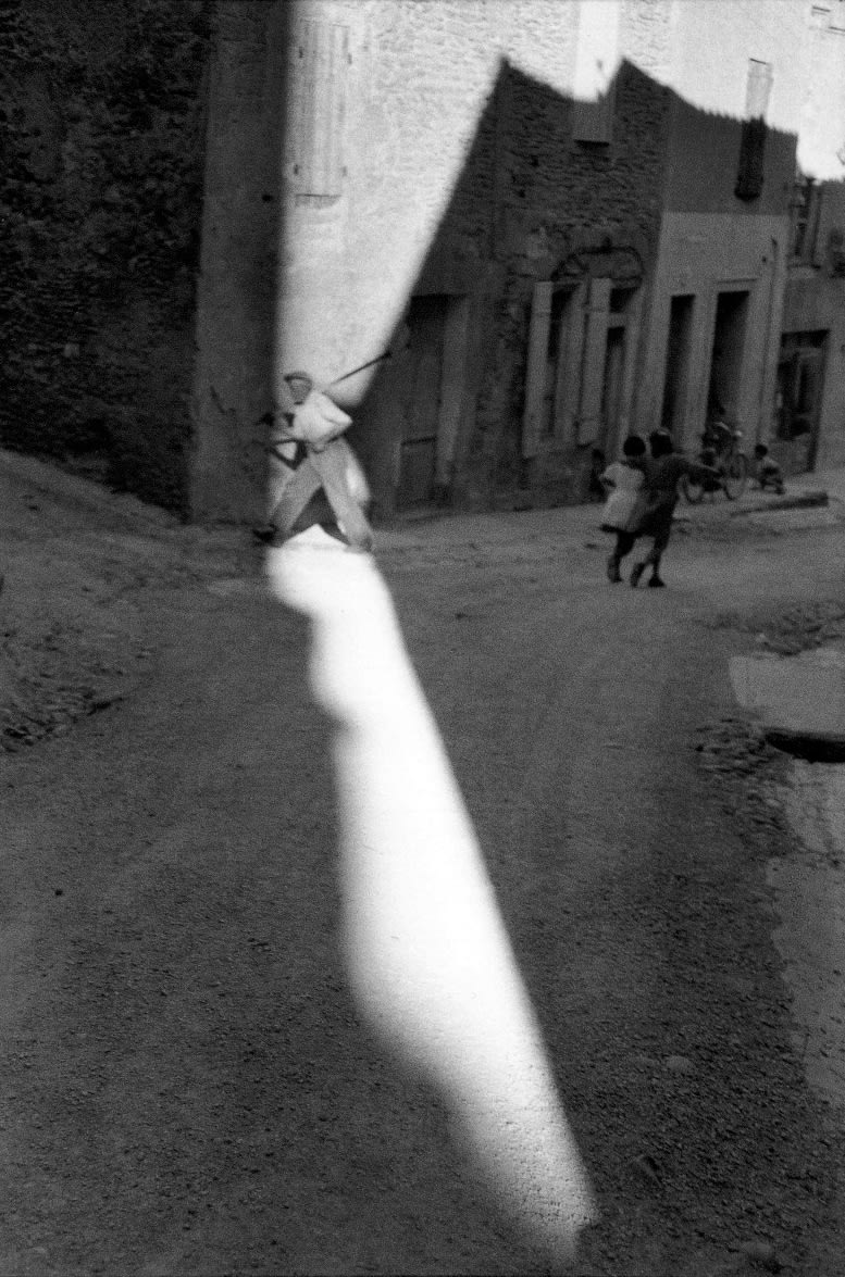 France. Bouches-du-Rhone department. Town of Tarascon. 1959. Image courtesy of Magnum Photos.