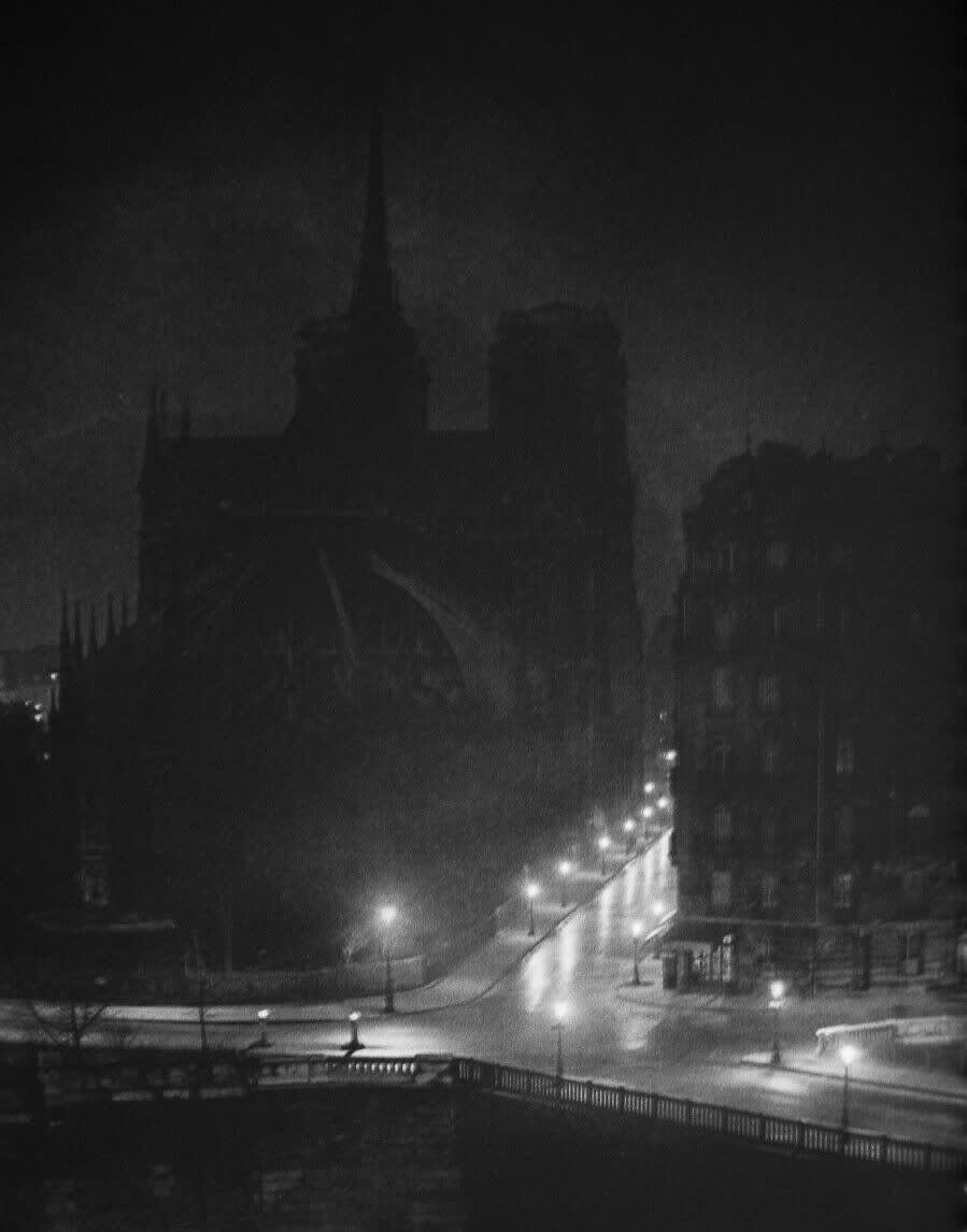 An outlook on the nave
and buttresses of Notre-Dame from windows on the lle Saint-Louis.
