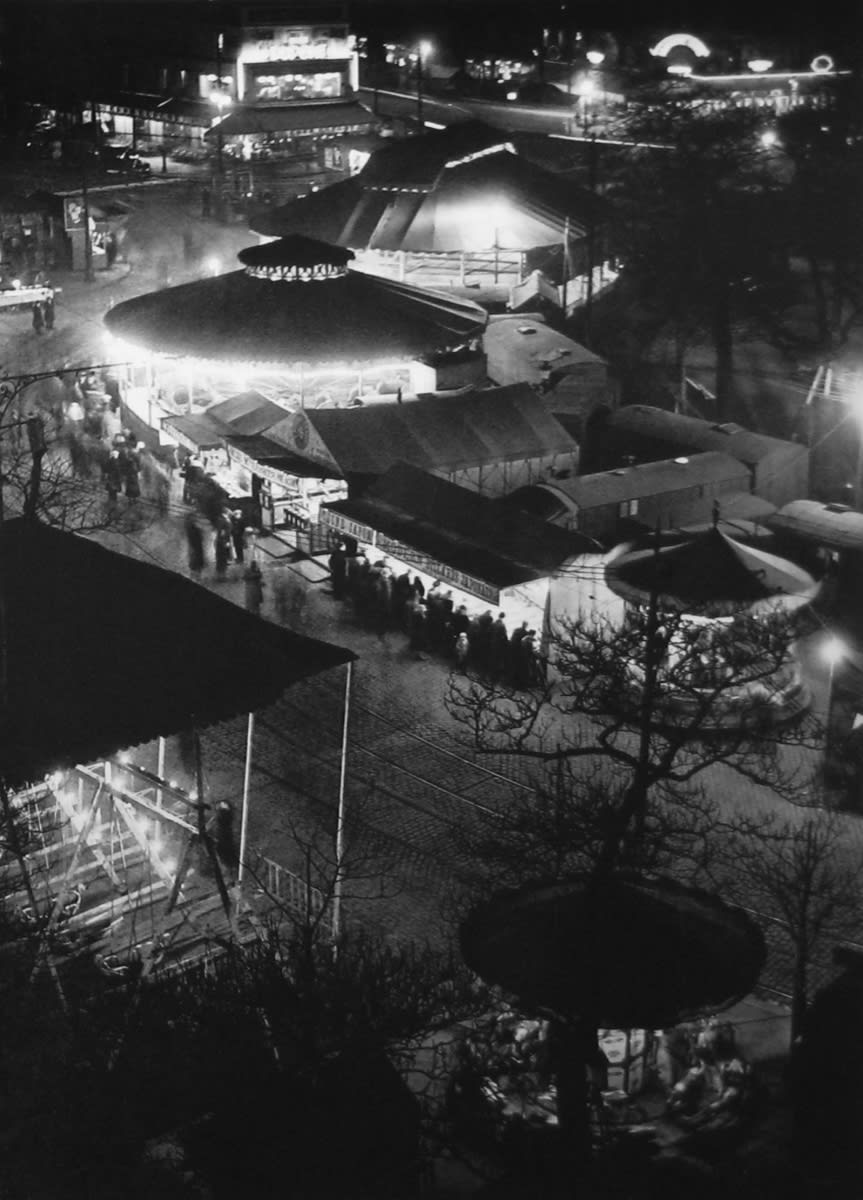 From autumn to late
spring great sealing fairs regale the various districts of the capital with their lights and hubbub.