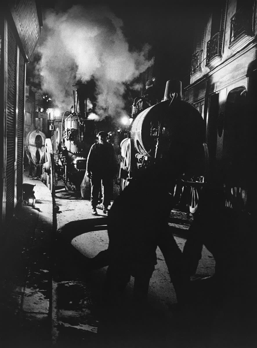 The fantastic activities
of the scavengers are a characteristic feature of
the night-life of old Paris.