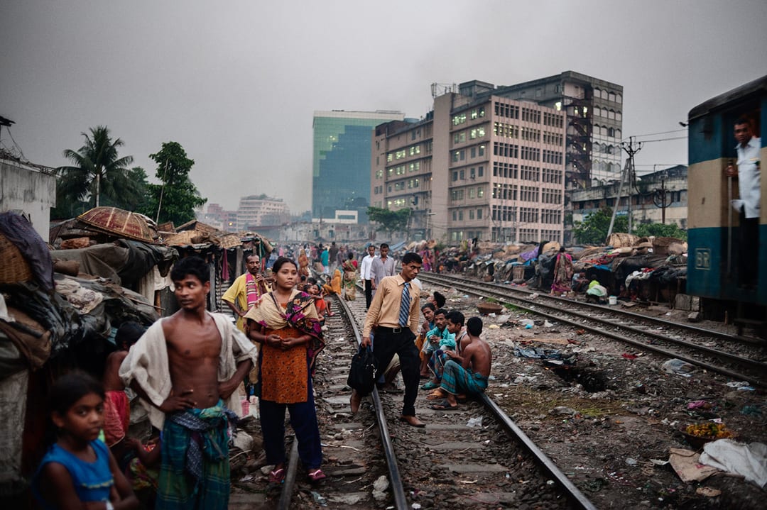 Bangladesh, Dhaka. View of the Kawran Bazar slum, where hundreds of people live by the railway lines. Dhaka’s slums are ho...