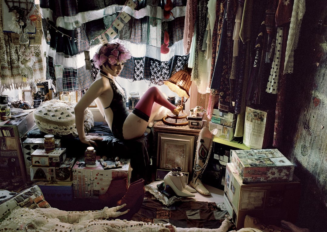 I'm wearing little 
high heels / 小
さなハイヒール
を履く私, 2011
©Mari Katayama, Courtesy of Galerie Suzanne Tarasieve, Paris and Yut...