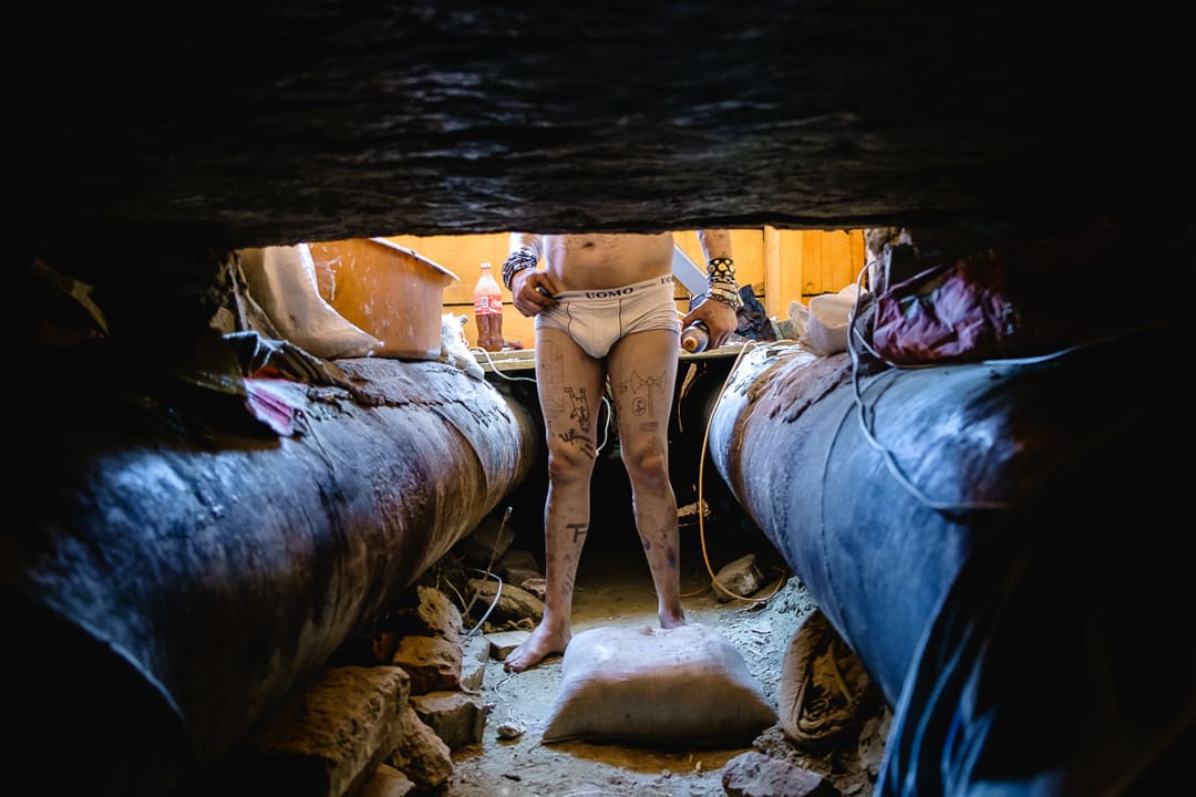Bruce Lee covers the hot pipes with cement to reduce their heat, 2014. Massimo Branca