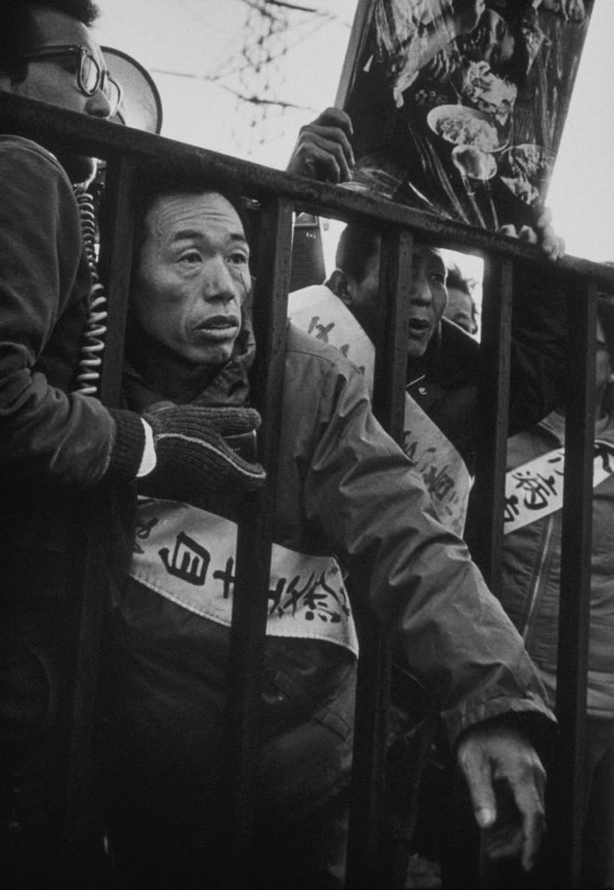 Minamata victims protest Chisso corporations’s violence against victims, supporters, and journalists at company’s Goi fact...