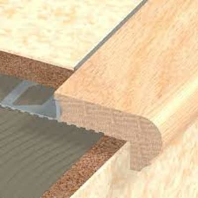 Nez de marche 10 mm chêne massif brut 1 m