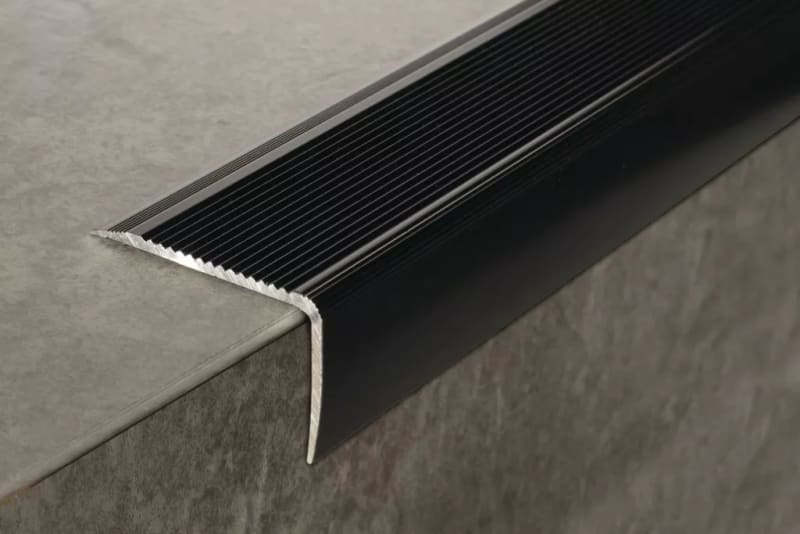 Nez de marche 10 mm bossé brut strié 2.5 m