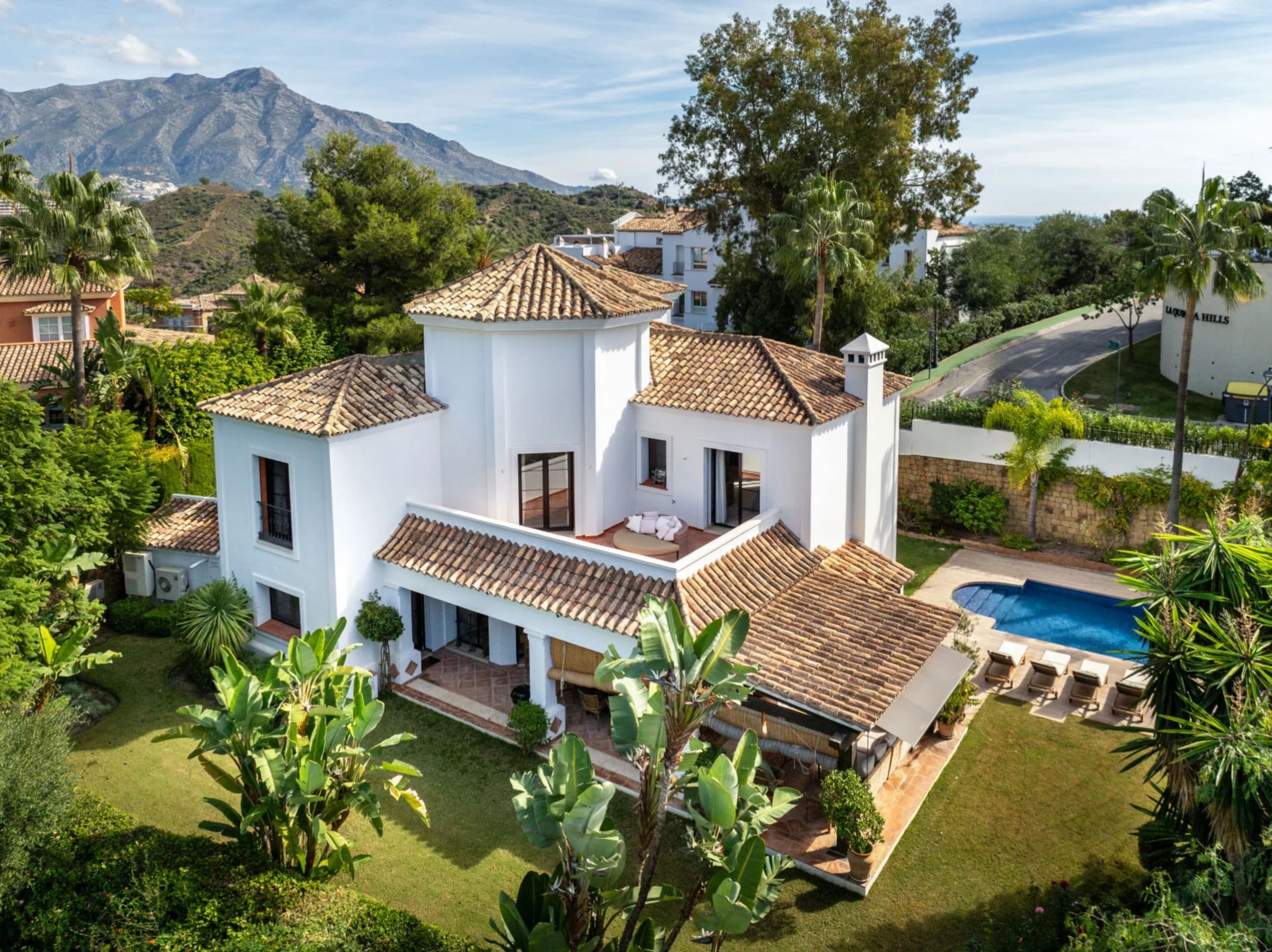 Charming Mediterranean Property on the Frontline of Golf in La Quinta, Benahavis - Image 1