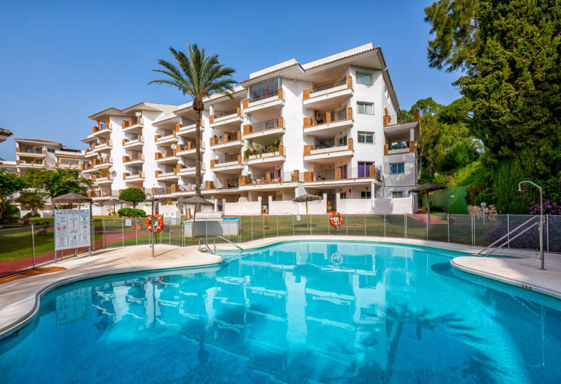Cosy Calahonda Apartment with Tropical Gardens & Pools