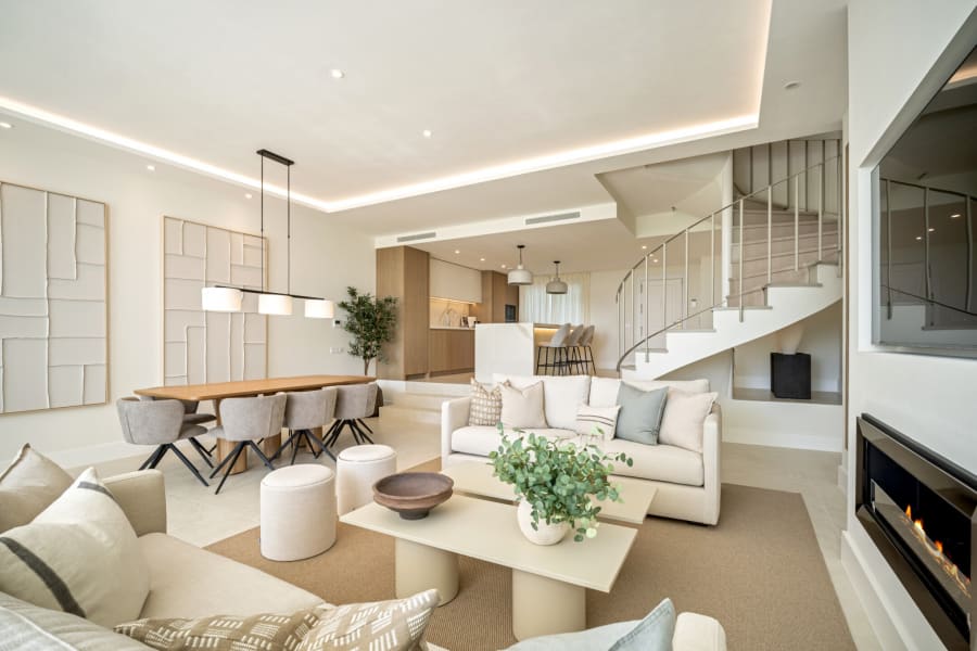 Stylishly Renovated Townhouse with Panoramic Golf and Sea Views in La Quinta - Image 2