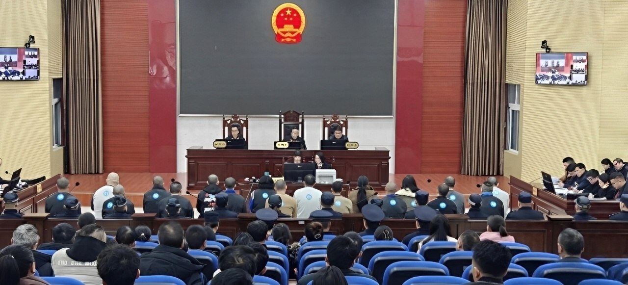 梁某某
