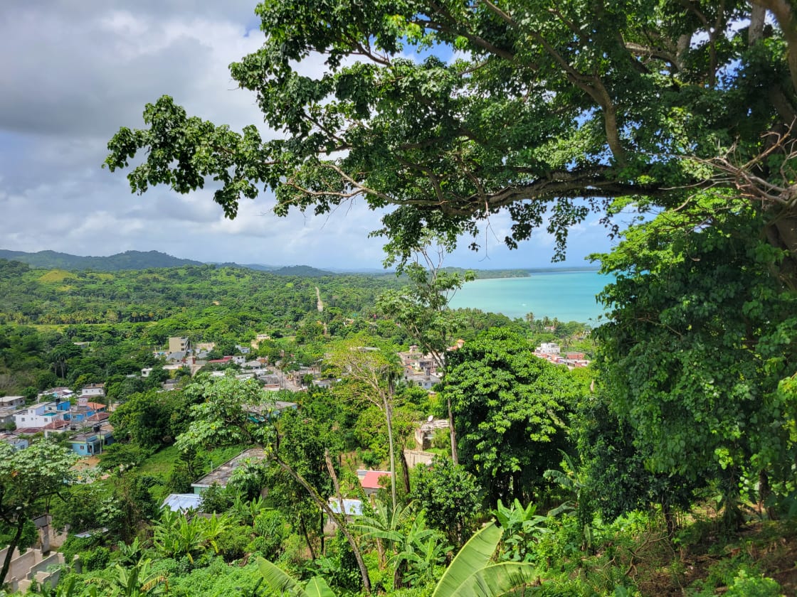 Vue ouest sur les collines et la mer caribéenne de Miches