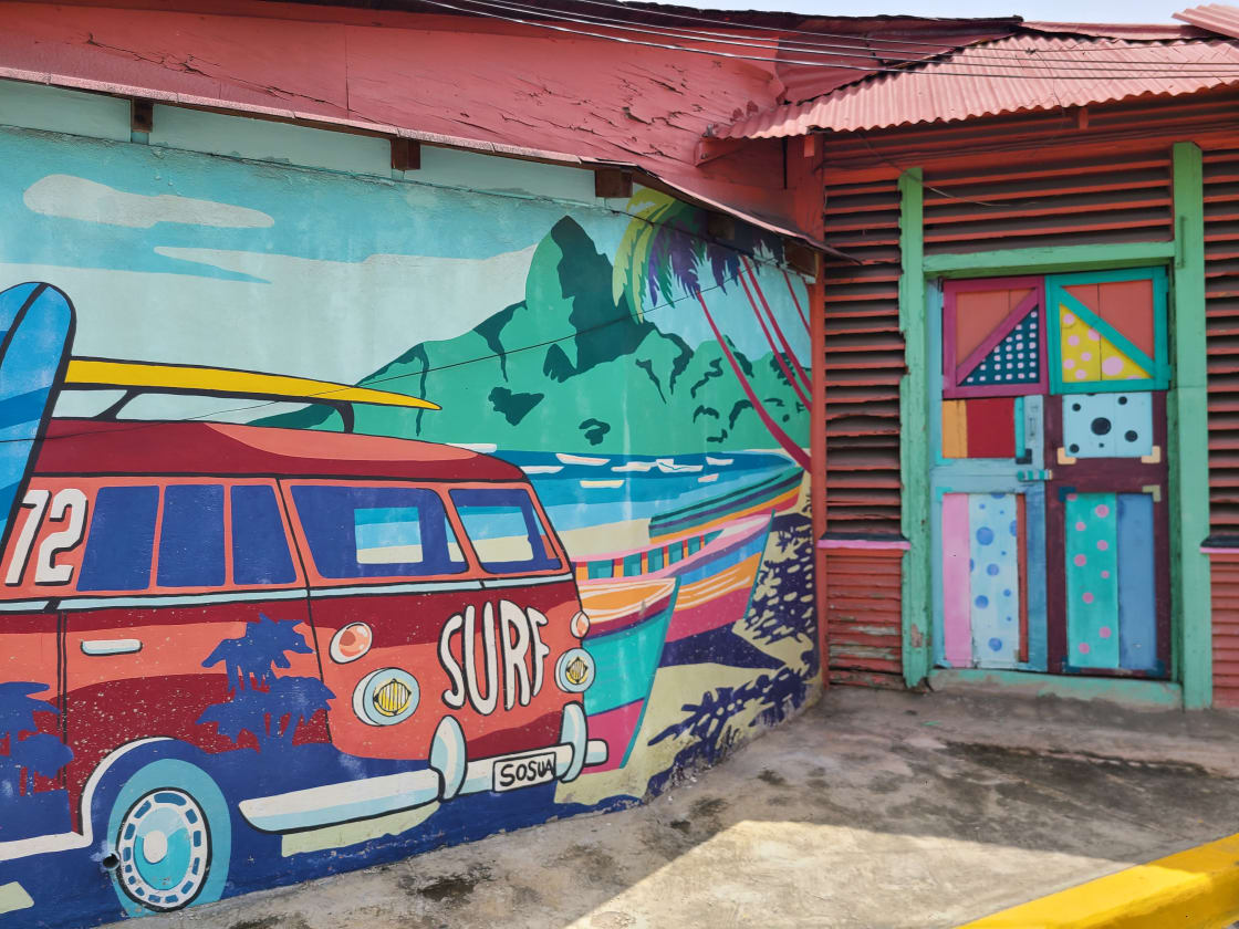 Fresque de street art à Miches — identité locale et culture caraïbe, République Dominicaine