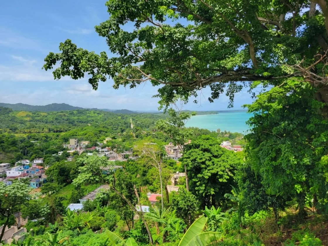Vista oeste sobre las colinas y el mar caribeño de Miches