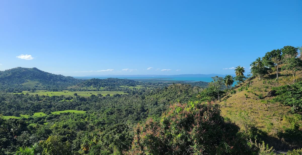 Vista panorámica océano desde Vista Serena Miches hacia Samaná — proyecto ecoresidencia bioclimática lujo República Dominicana 2026