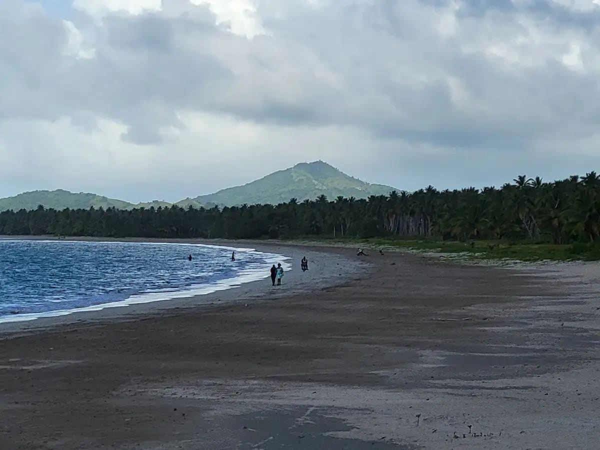 Playa Arriba en Miches República Dominicana - 10 km de arena dorada virgen con vista de Montaña Redonda