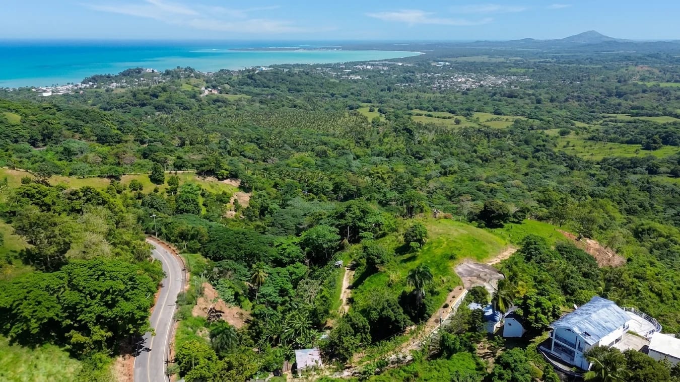 Vista panorámica al mar desde los terrenos premium en la cima de Vista Serena Miches