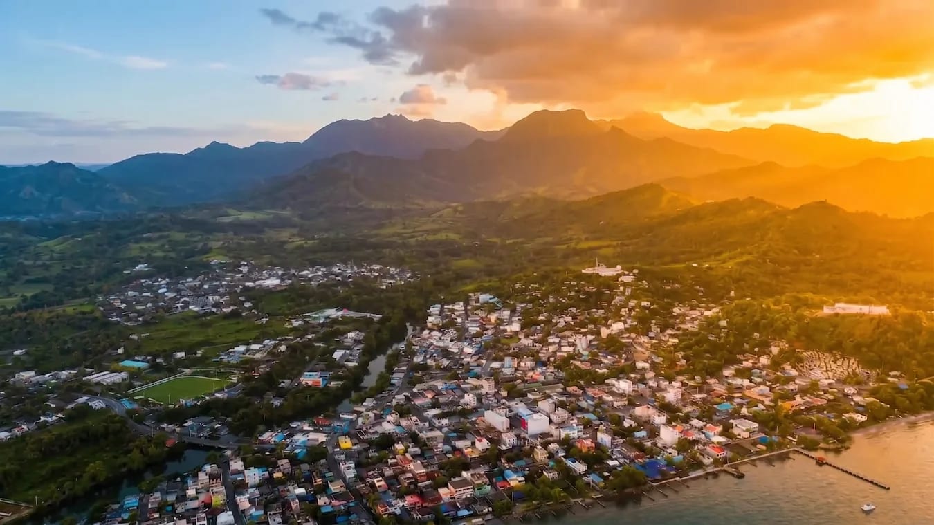 Coucher de soleil spectaculaire à Miches avec ciel orange sur l'horizon Caraïbes, côte atlantique nord-est de la République Dominicaine