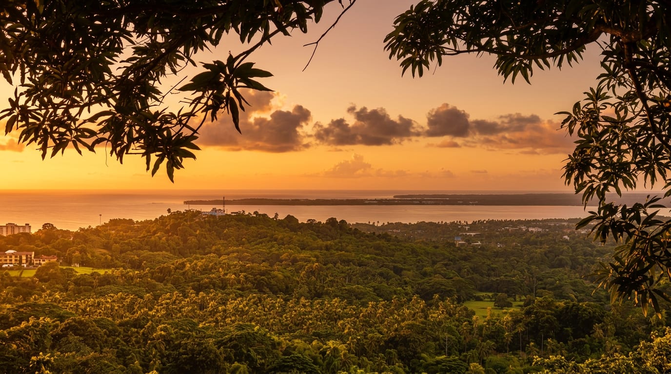 Coucher de soleil doré sur la côte dominicaine vu depuis les hauteurs de Vista Serena — une nouvelle vie aux Caraïbes