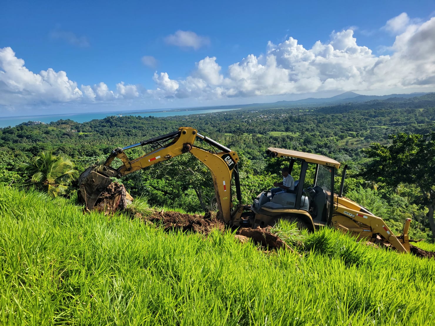 Maquinaria de construcción en el dominio Vista Serena Miches — perspectiva real del avance de obra