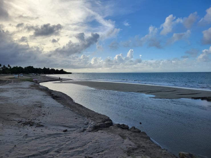 Vista de Montaña Redonda desde Playa Arriba Miches - lugar emblemático de la República Dominicana
