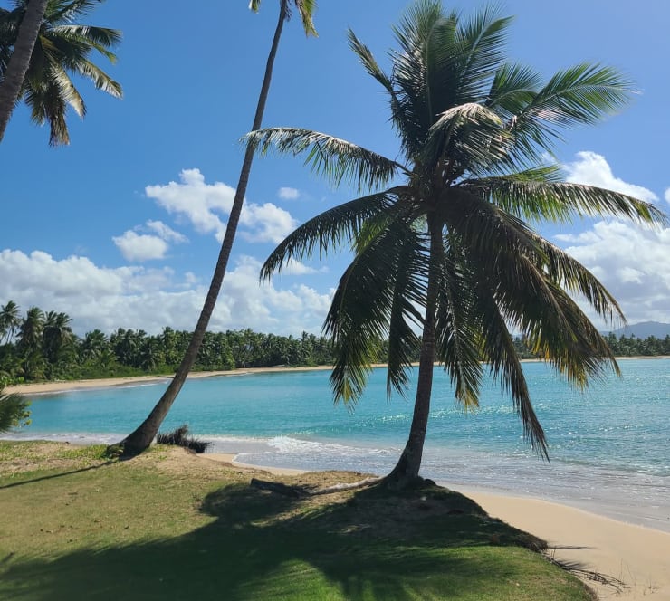 Coucher de soleil paisible sur la Plage Esmeralda Miches République Dominicaine — sans foule