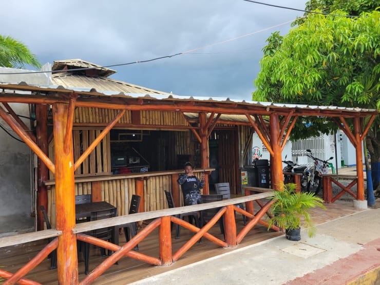 Maisons traditionnelles colorées sur la route de Sabana de la Mar - architecture caribéenne dominicaine