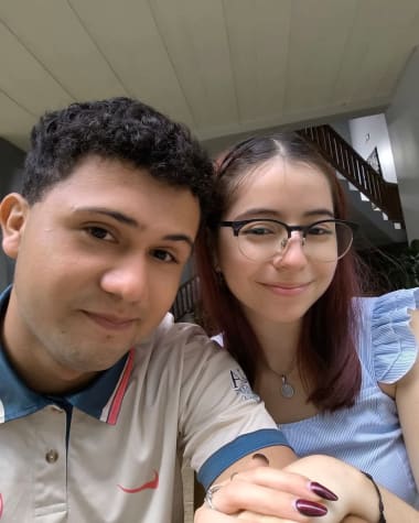 Katheryn y Brandon en casa, con las manos entrelazadas