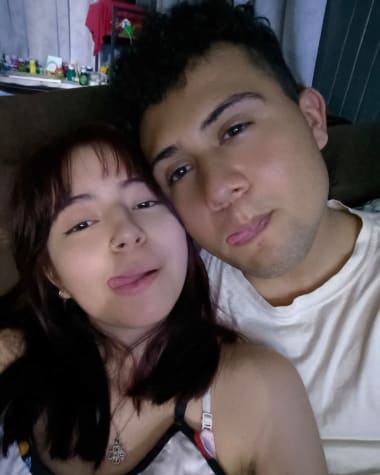 Katheryn y Brandon tumbados, sacando la lengua a la camara