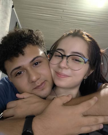 Katheryn abrazando a Brandon por el cuello, los dos sonriendo