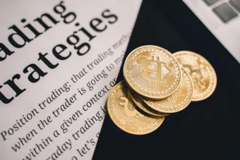 Strategy’s Bitcoin Premium Vanishes as Enterprise mNAV Falls Below 1