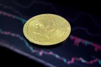 Bitcoin Hits Four-Week High: Altcoins Struggle as Traders Eye Market Risks