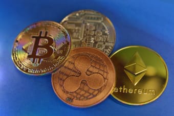 SOL, XRP, DOGE Spark Altcoin Rebound After $1B Weekend Liquidations