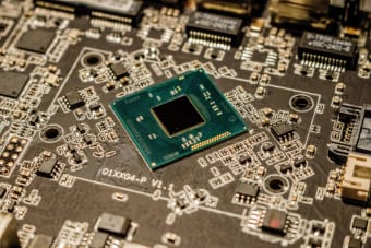 Nasdaq 100 Under Pressure as SK Hynix Reversal Sparks Chip Stock Selloff