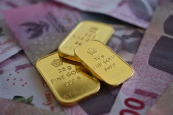 Crude Oil Slides While Gold Eyes Recovery as Rates Ease