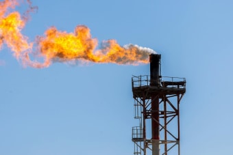 Natural Gas And Oil Forecast: Inventory Surge Caps Crude as Geneva Talks Add $10 Risk Premium,
