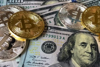 Bitcoin ETFs See $800 Million in April Outflows as Institutions Favor Treasury Bills Over Crypto