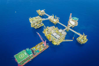 Oil News: Crude Oil Futures Pause Near 50-Day Average as Supply Risks Offset Demand Caution