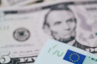 U.S. Dollar Advances as Oil Rally and Strait of Hormuz Tensions Drive Forex Moves