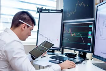 S&P 500 Futures Edge Lower as Chip Stocks Retreat and VIX Hints at Larger Move