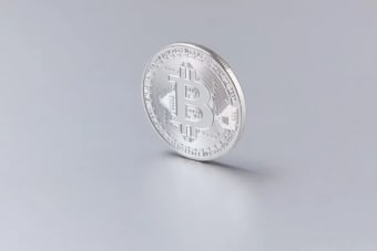 Bitcoin and XRP Draw Japanese Companies as Weak Yen Drives Treasury Diversification