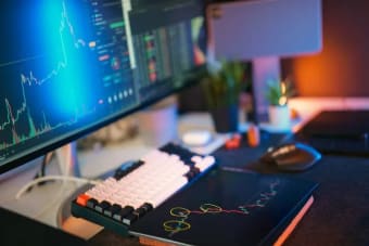 Bitcoin Falls to $60,000 as Investors Shift Toward Stocks