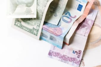 EUR/USD Wavers as Bearish Flag Keeps Downside Risk in Focus