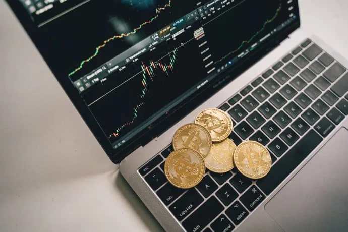 Bitcoin Falls Below $60K as Deutsche Bank Flags New Headwinds