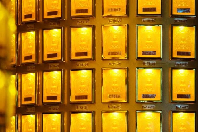Silver’s Two-Speed Market Deepens as COMEX Inventories Rise and Shanghai Premiums Jump