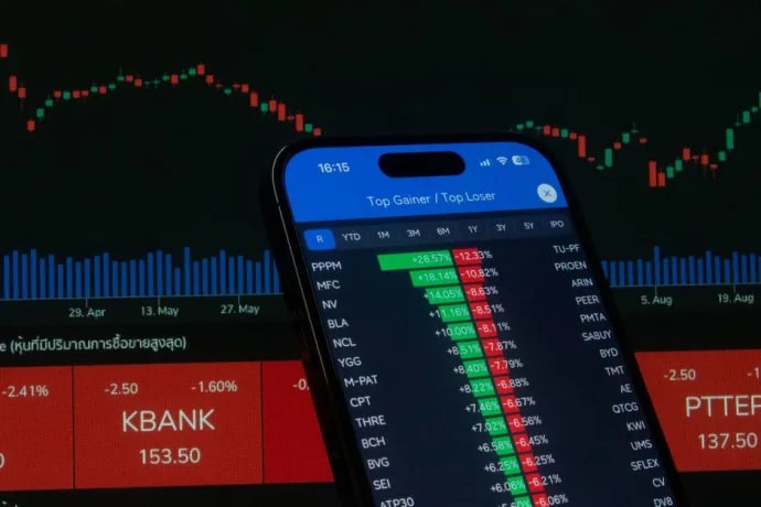 S&P 500 and Nasdaq Pressured as Chip Rout Accelerates Sector Rotation