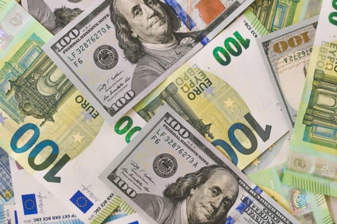 EUR/USD Outlook: Dollar Focus Returns as Sellers Defend Key Fibonacci Zones