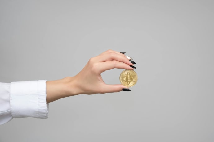Bitcoin Slips Toward $74K as Thin Liquidity Amplifies Market Swings