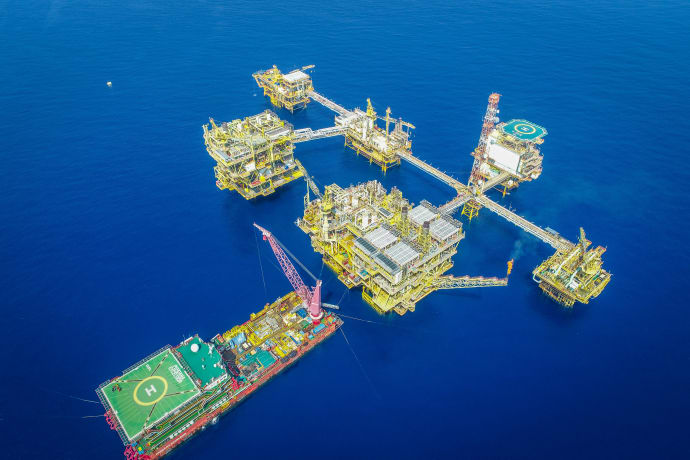 Oil News: Crude Oil Futures Pause Near 50-Day Average as Supply Risks Offset Demand Caution