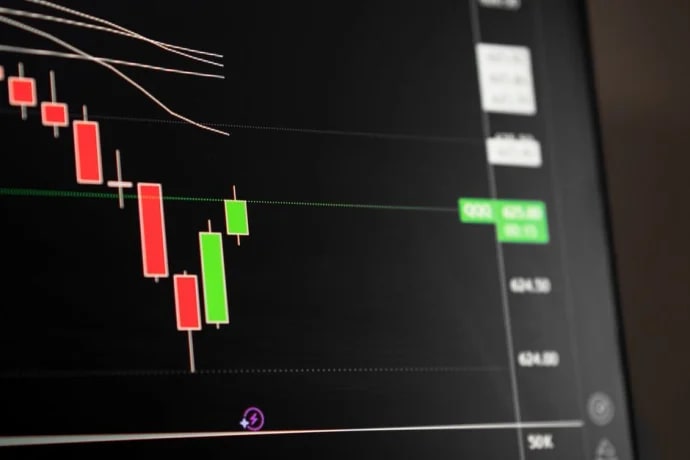S&P 500 Gains as Broadcom’s Apple Deal Sparks Chip Rally While Dow Cools